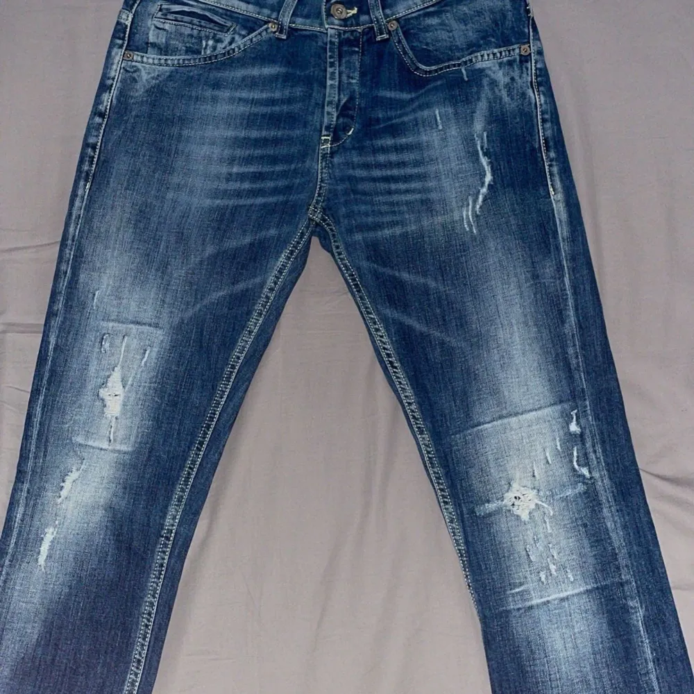 Hej!  Säljer ett par dondup jeans med feta slitningar i strl W30, använda ett par få gånger.  Kom privat om fler bilder önskas eller mer info! . Jeans & Byxor.