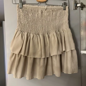 Kjol - En beige kjol från Neo Noir i storlek S🩷