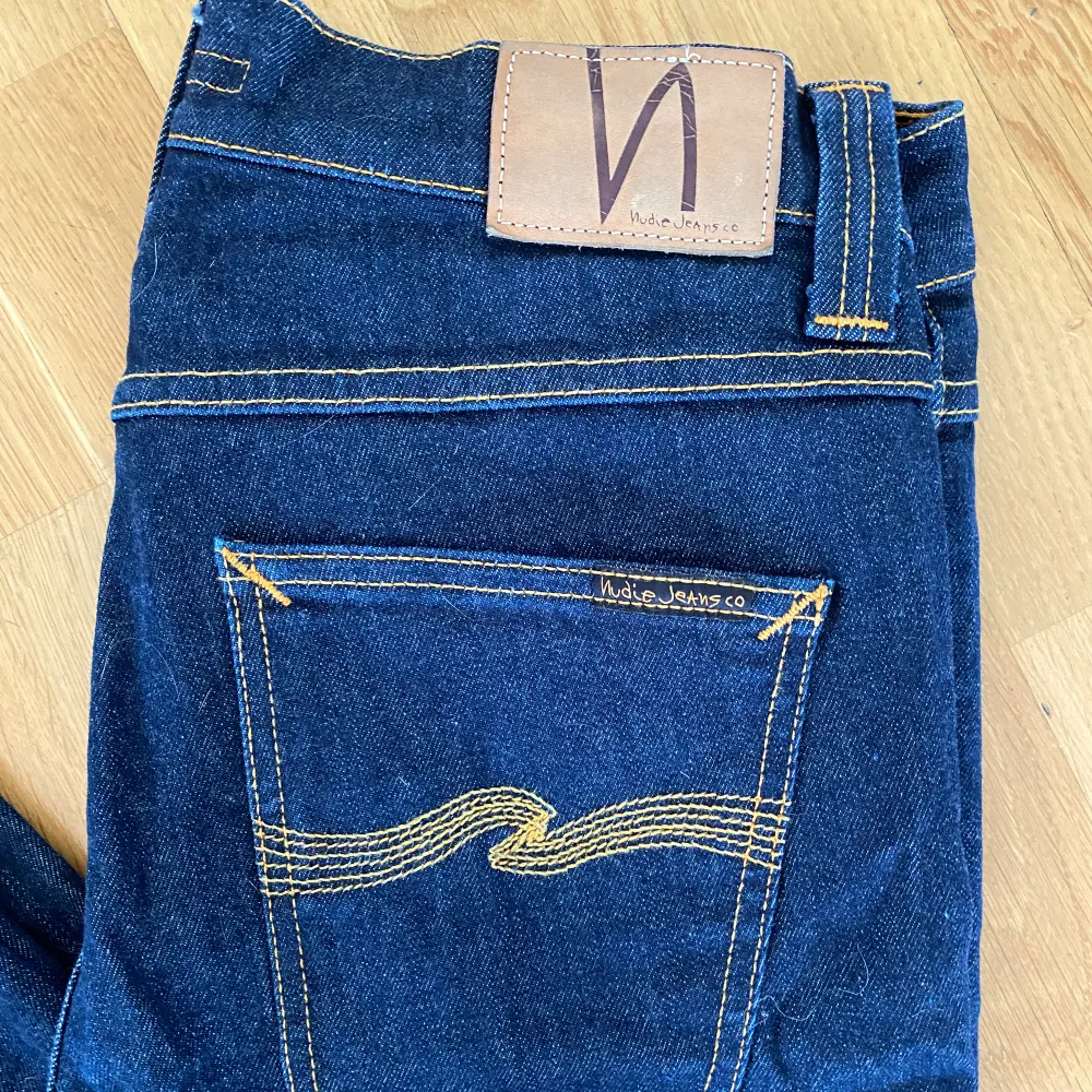 Tja säljer dessa fräscha nudie jeansen för bra pris, skicket är perfekt inga skador eller defekter! Hör av dig för minsta fundering . Jeans & Byxor.