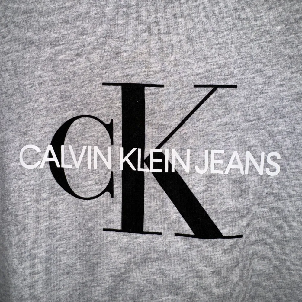Superfin Calvin Klein T-shirt storlek M, passar S. Säljer pga det inte är min stil längre och den har aldrig använts, skicket är som nytt. Bara legat i garderoben. Hoppas någon annnan får användning av den. . T-shirts.