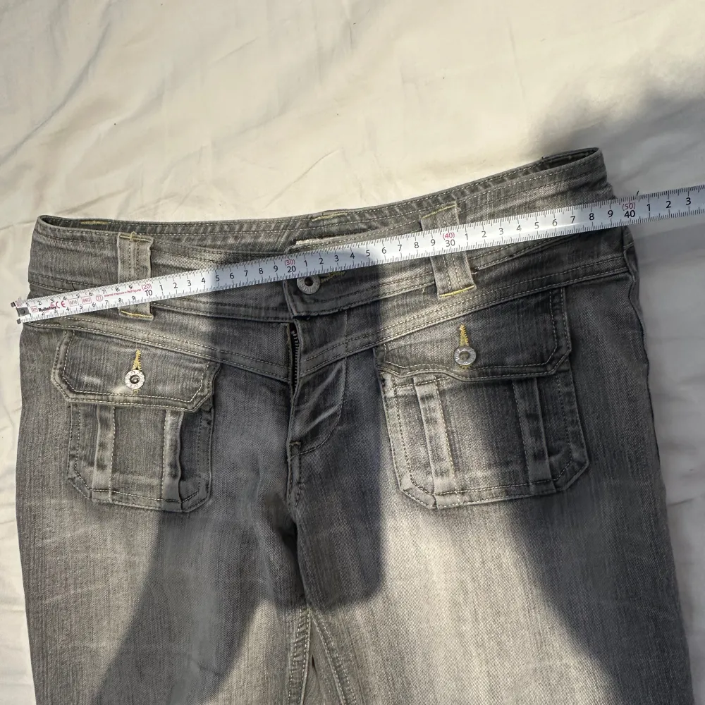 Själjer mina skit snygga lågmidjade jeans❤️ Dom är i en storlek S (alla mått Finns på bilderna)  dom är i helt ny sick☺️. Jeans & Byxor.