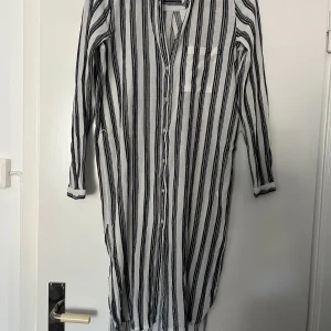 Lång skjorta/Tunika - Storlek 36 men passar bättre 34. Från KappAhl. I princip oanvänd. Toppskick! #strandklänning