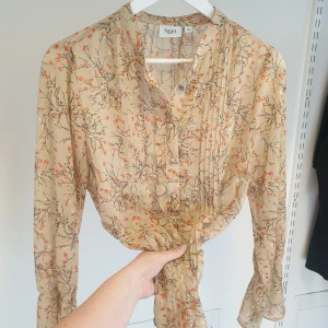Blus  - oanvänd blus från saint tropez.  Orginal pris bar 599,- 