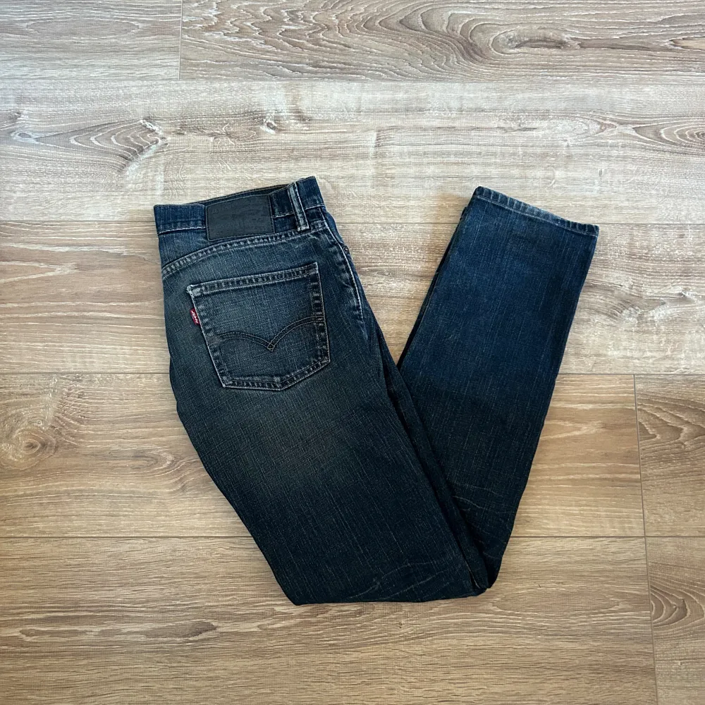Ett par jeans i absolut topp skick och som dessutom har en extremt snygg tvätt. Nypriset på dessa jeans ligger på runt 1000kr. Längden på byxorna är 98cm och midjan 40cm jämför gärna med ett par egna och sen är det fritt fram att använda ”köp nu”.. Jeans & Byxor.