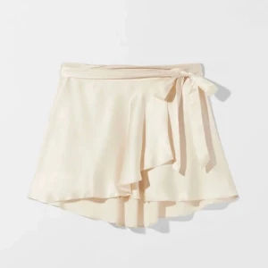 Satinkjol bershka  - Säljer denna helt oanvända satinkjolen i champagne från bershka 💗💗