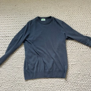 Fromfuture cashmere Kashmir  - En fin from future 100% cashmere. Använd och har ett litet hål i bröstet men syns inte. Storlek S men passar M/L 