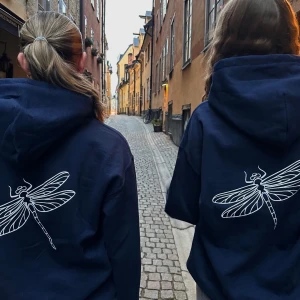 Trollslända hoodie storlek XL (endast två exemplar kvar) - Nu har vi utförsäljning på våra hoodies eftersom Uf-året är slut‼️ Vi rear ut våra produkter för 199kr istället för 549kr  Hoodiesarna är i screenad transfertryck vilket innebär att trycken inte kommer spricka. För mer information, ig:amare.designuf 💗