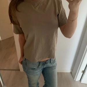 T-shirt gina  - Jättesnygg beige t-shirt från gina! Passar till precis allt och den är lite tjockare än en vanlig t-shirt. Endast använd två gånger💓