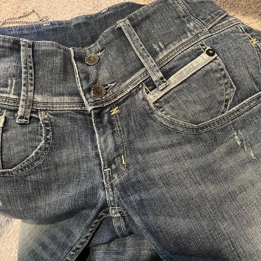 Snygga low waist jeans från levi’s men snygga detaljer. Nästan alldrig använda och är raka i benen med en trendig wash. Köparen står för frakt. Priset kan diskuteras 🌸. Jeans & Byxor.