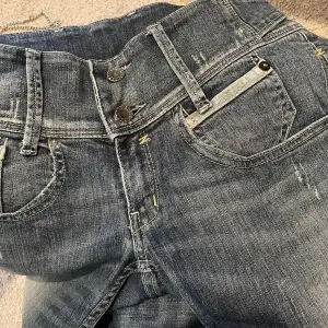Snygga low waist jeans från levi’s men snygga detaljer. Nästan alldrig använda och är raka i benen med en trendig wash. Köparen står för frakt. Priset kan diskuteras 🌸