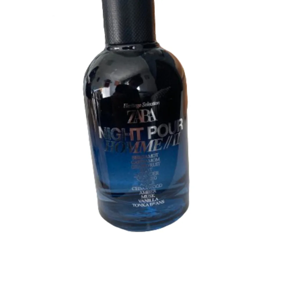 Zara parfym perfekt för sommarkvällar!⛱️🌒 parfymen är inspirerad av Invictus. Ungefär 90-80 ml kvar i flaskan. Nypris 230. Parfym.