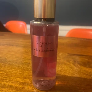 Victoria Secret body mist - Victoria Secret body mist i doft Pure Seduction. Använt en gång.