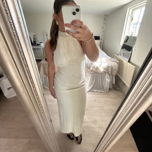 Lång klänning - Super fin klänning som passar bra till midsommar eller något finare tillfälle. Endast använd nån gång🪩🩷