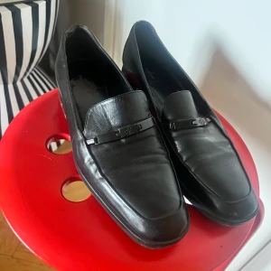 Loafers läder Calvin Klein  - Loafers i 100% skinn från Calvin Klein. Fint skick, inget att anmärka på. Storlek 39, passar även 38.  