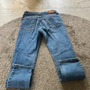 Säljer dessa levis 501 jeans strl w26 L30 för endast 1300kr inga skador ny pris 2100kr