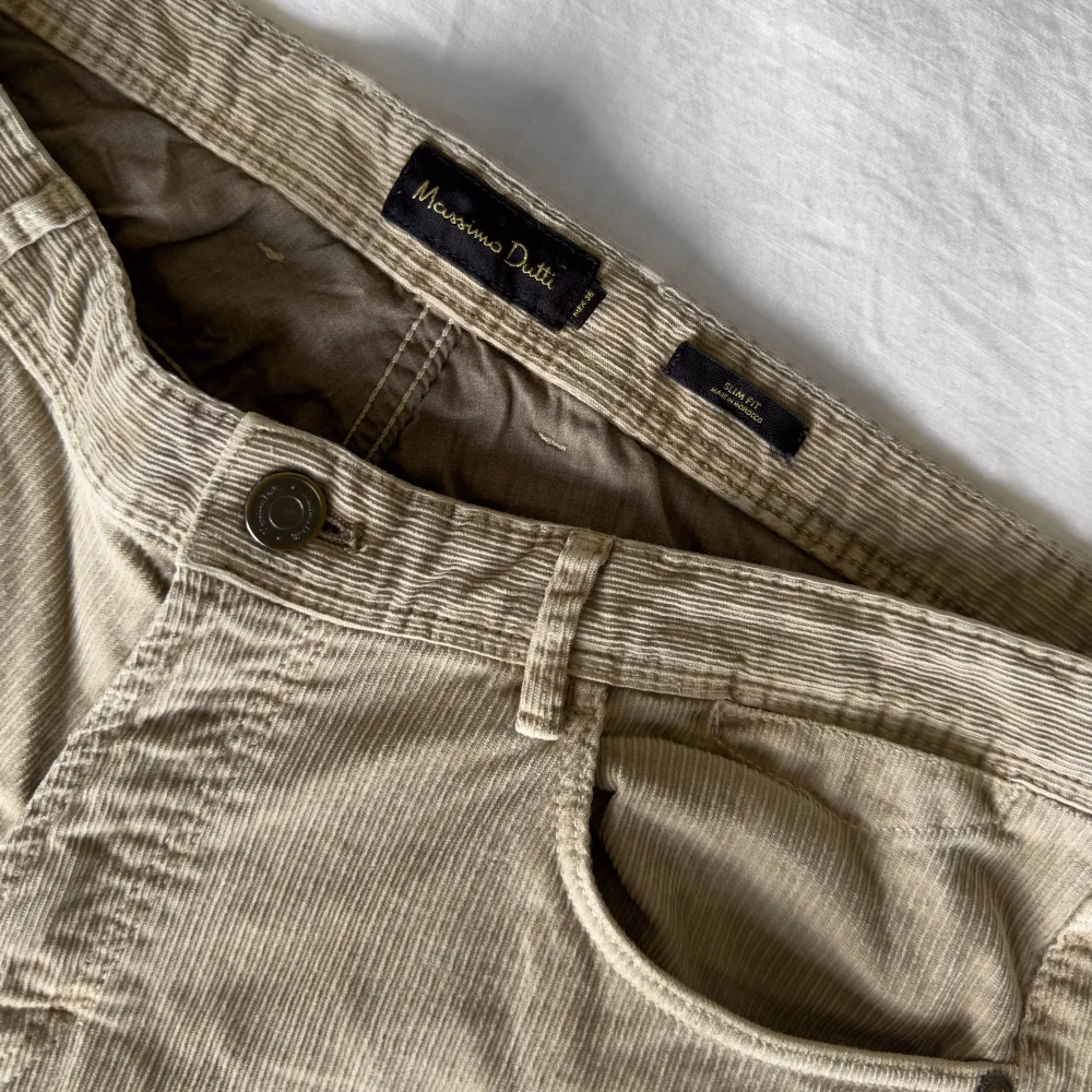 Snygga byxor från Massimo Dutti i mycket bra skick. Har använts endast ett par gånger. Storlek: 46. Jeans & Byxor.