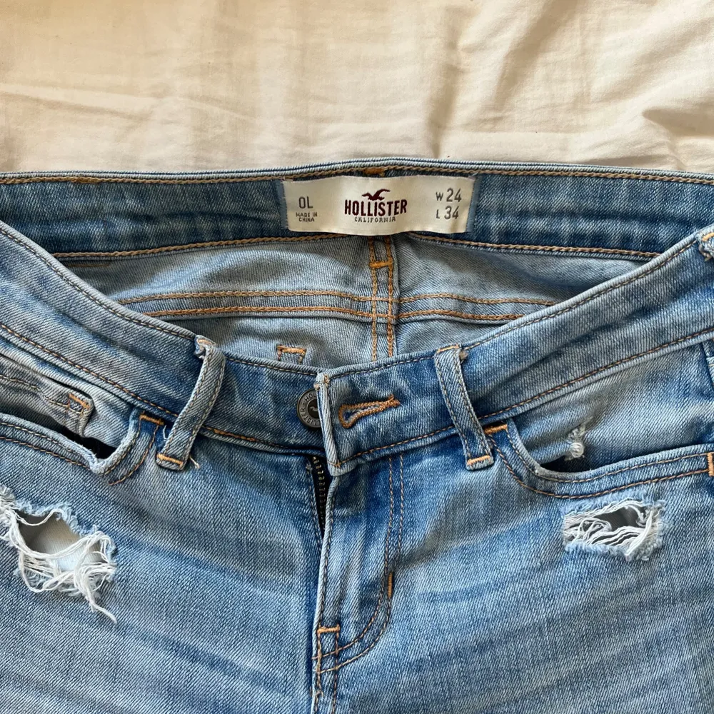Lågmidjade jeans med skit snygga hål, säljer då de är för små 💓 storlek W24 L34. Jeans & Byxor.