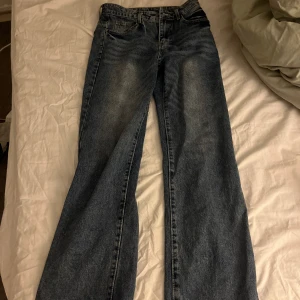Lådmidjade loose Jeans  - Jeans från shein. Använt fåtal gånger. Sitter rätt löst på bena och nertill. 