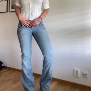 Vintage  REDSTAR JEANS  - Måste tyvärr sälja dessa helt oanvända låga bootcut jeansen då de var för små för mig. Supersnygg färg nu till sommaren! De är storlek 28/32 men skulle säga att de är minde i storleken kanske 26-27  Midjemått:  38 Skriv gärna vid funderingar 💓