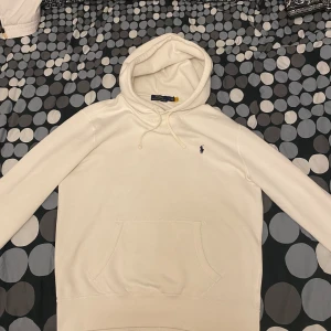 POLO RALPH LAUREN, HOODIE - En fin vit hoodie som kan sitta bra på kvällarna när det blir lite kyligt.  Storlek M  Används i en månad  ORGINAL!!