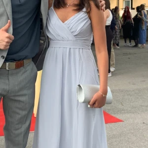 Balklänning  - En fin balklänning som endast är använd 1gång. Ljusblå färg med lite lila underton. skriv innan ni köper 