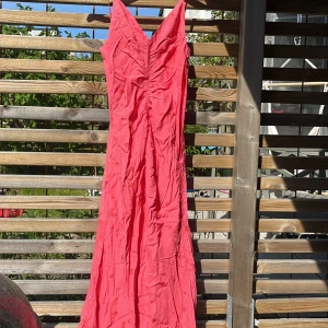 Adoore klänning  - Säljer min sååå fina Adoore klänning som aldrig har används, prislapp och allt kvar. Storlek 34 men passar för 32 oxå🩷🩷 