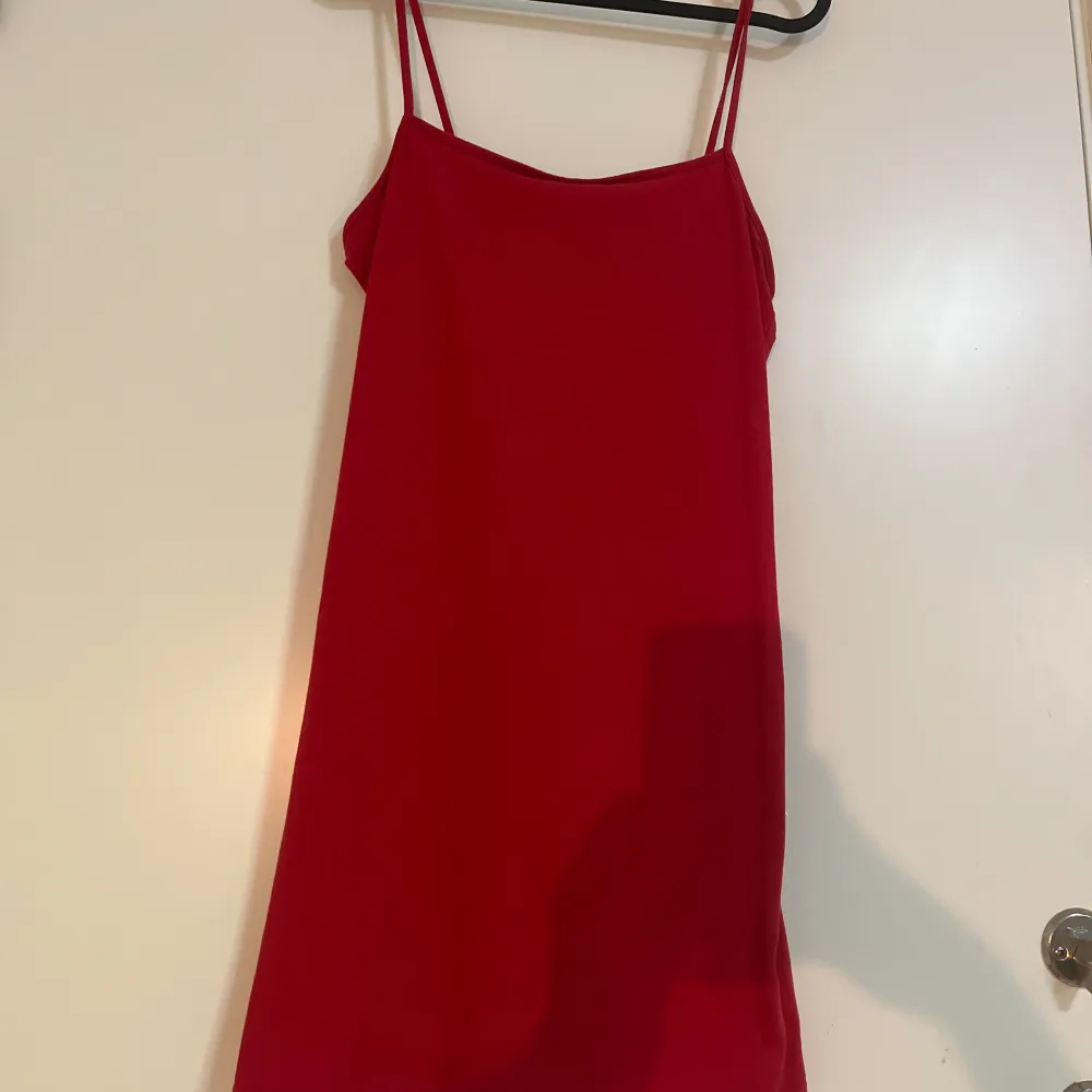 En röd klänning i storlek M. Passar även Xs, S. Är i fint skick. Säljs i Malmö men kan även postas. Står ej för frakten.☺️☺️. Klänningar.