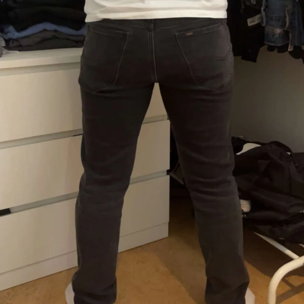 Mörk Gråa jeans ifrån Lee i storlek W32 L32. Jeansen har inte kommit till användning och är därav i bra skick.   . Jeans & Byxor.