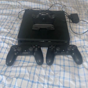 PS4, 2 kontroller och en ladd hållare - I mycket bra skick och inte gammal 