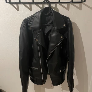 Ny skinjacka från zara - Skinjacka från zara Aldrig använd, bara hängt i garderoben