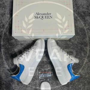 Alexander McQueen Skor - Tja! Säljer nu mina Alexander McQueen Skor i topp skick som ni ser själva på bilderna. Äkthet garanteras till 100% då jag själv köp dessa från Miinto. Det som ingår: Skor, box, nya snören och tags. Kvitto finns! Storlek 42,5. Ny pris: 5299kr