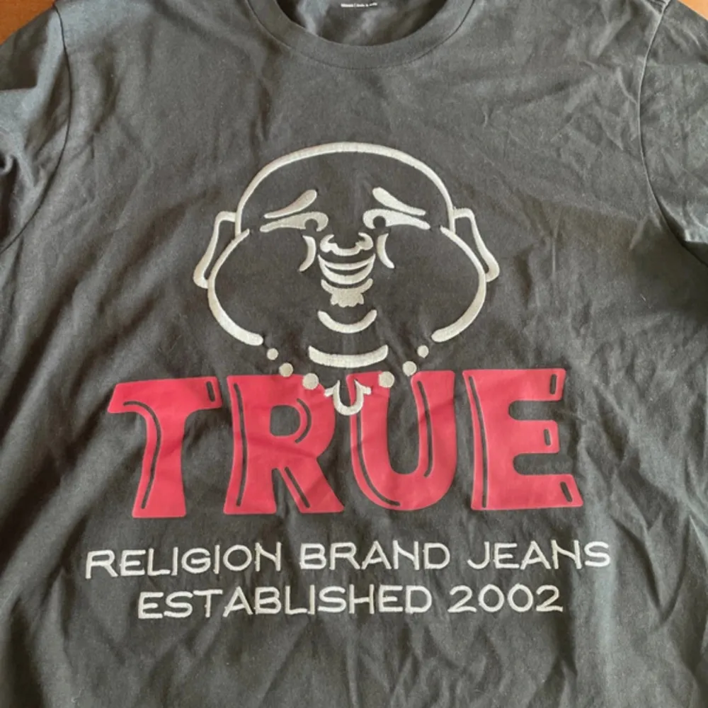 Riktigt skön True Religion tröja inte använd prislap är kvar köpt för (700) säljer för 450. Pris kan diskuteras vid snabb affär . T-shirts.