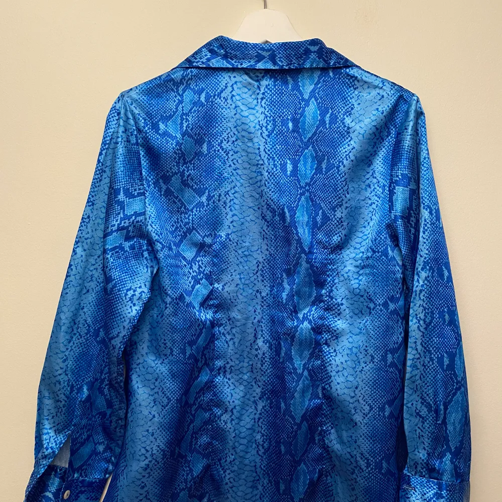 Supersnygg blå skjorta med korocodil mönster💙 supersnygg och nästan aldrig andvänd men säljer pga storlek❣️pris kan diskuteras . Skjortor.