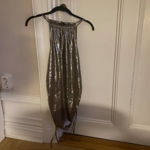Metall festtopp zara - Metallfärgad festtopp från zara, så snygg och mycket bra skick🩷