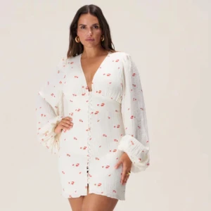 Adoore klänning  - Aldirg använd, ligger fortfarande i paketet säljer då jag inte hann skicka tbx i tid