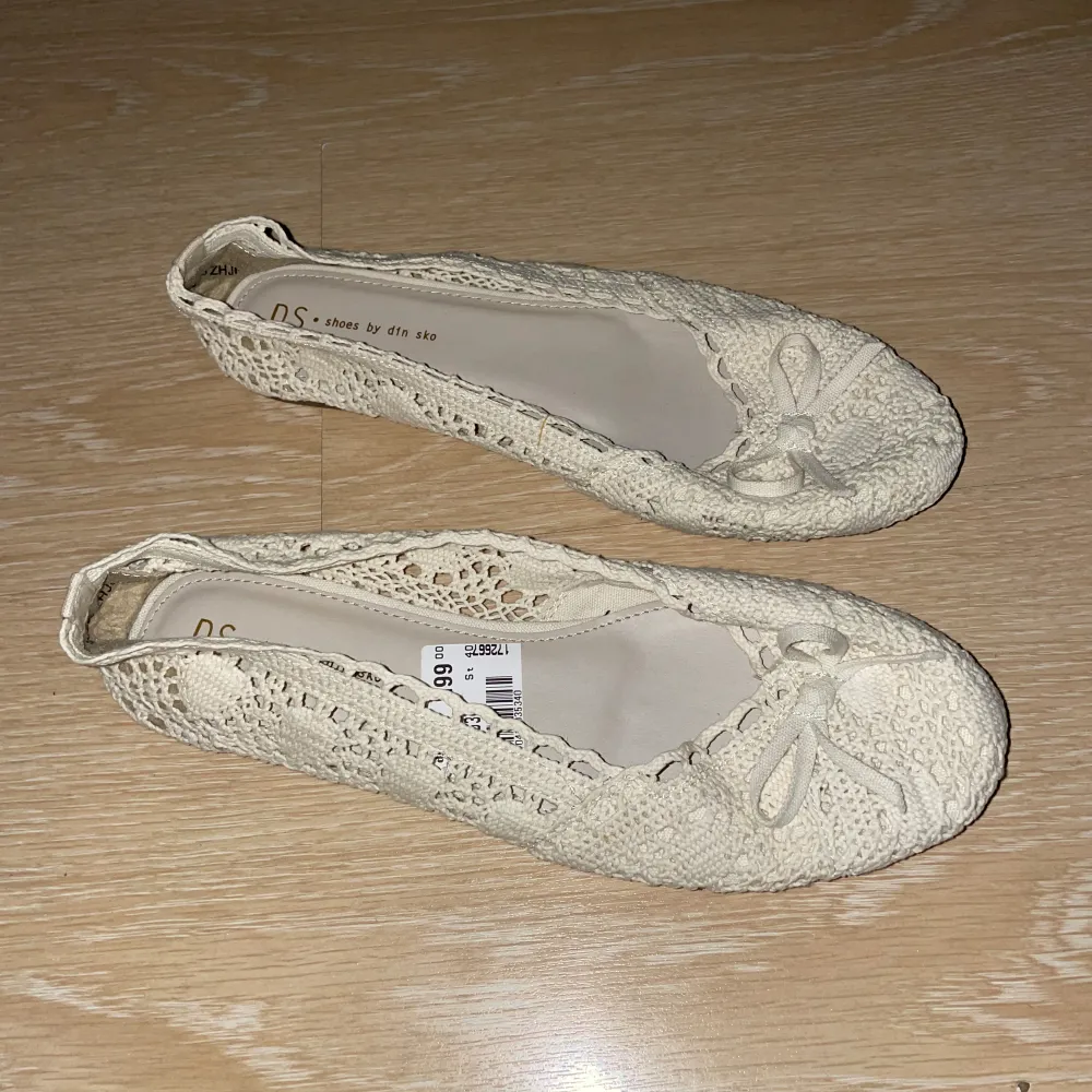 Helt nya och oanvända ballerina skor i storlek 40 (EU).   Färg: beige. Skor.