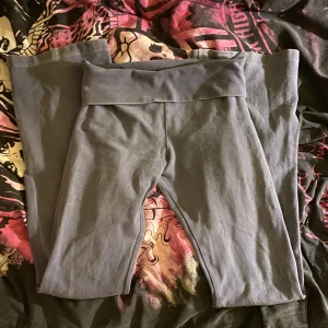 Y2k gråblå flared yogabyxor😽 - Köpta här på plick i tro om att de var svarta💀säljer då jag inte vill ha dem i denna färg💕 Är bra skick förutom vissa väldigt svaga fläckar😊 Sitter perfekt på mig som har storlek S vanligtvis 