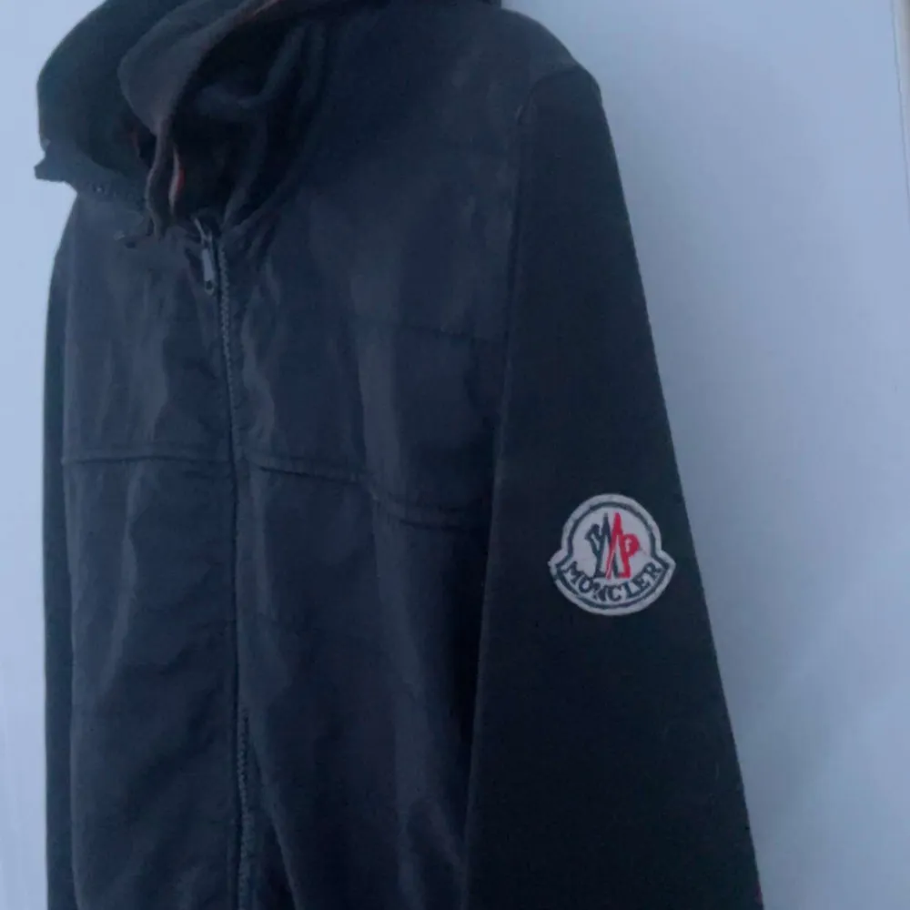 Blå moncler zip hoodie Kommer inte till användning  Inga defekter  Pris kan diskuteras . Jackor.