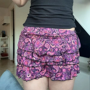 JÄTTEFIN KLÄNNING -  min så så fina klänning som sitter tajt uppe men har volanger nedtill. Kan användas som både kjol och klänning🩷