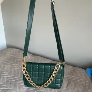 Säljer denna fina gröna väskan. Säljer för den passar inte min stil. Den är använd en gång är i jätte bra kvalite❤️kontakta mig om du vill ha flera bilder 