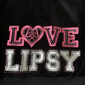 Lipsy zip-up  - Svart lipsy zip-up med jätte snygg baksida. Skriv om du undrar något💗