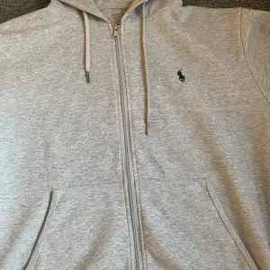 Polo Ralph Lauren hoodie använd några gånger men i bra skick. men den är 1:1 därför priset är så lågt