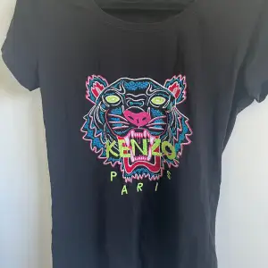 Äkta kenzo t-shirt i regnbågsfärger, storlek M 🫶🏻