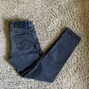 Ett par sjukt feta Jacob Cohen jeans med sköna slitningar! Modellen e 622 slim och färgen grå/svart. Storlek 35 men sitter mer som 32/33. Har av er om ni har frågor