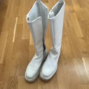 Monki boots - Köpta på monki 2021, finns inte att köpa längre. Sköna att gå i. Säljer pga att jag inte använder dem längre<3