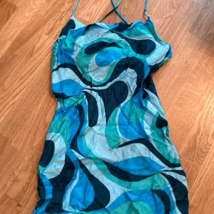 Mini dress - Säljer pga att den inte är riktigt min stil, men jätte söt. Bara att stryka så blir den silkes len, hör av dig om du har några funderingar!<3 (passar även mig som är en S)