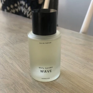 Parfym wave - Säljer min parfym Wave av Molly Sandén då den inte är min typ av parfym. Endast använd 2 gånger! Härlig doft och på andra bilden syns doftfamilj (hjärtnoter, toppnoter & basnoter). Skriv gärna vid eventuella funderingar😊
