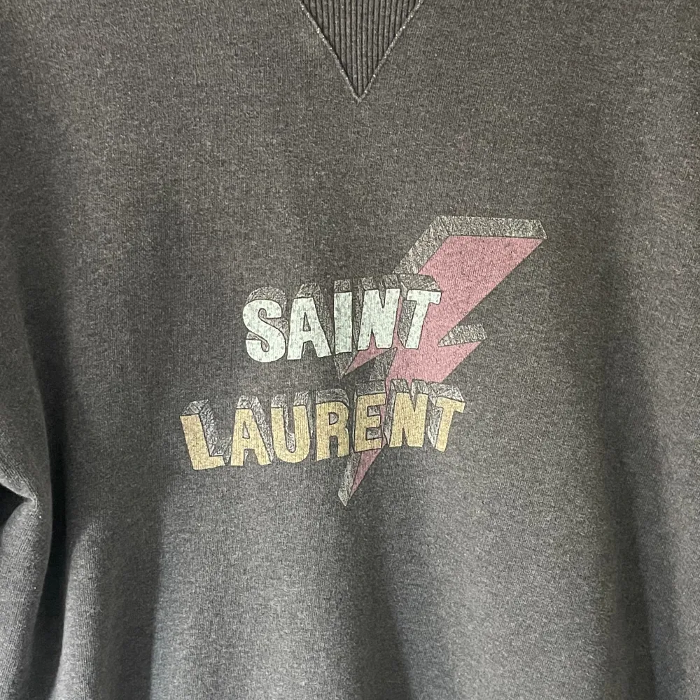 | INTRESSEKOLL | Saint Laurent tröja🕺| Skick: Mycket fint | Storlek: XXL men sitter som M | Pris: bud från 1599kr | Hör av dig vid frågor eller för fler bilder⭐️. Tröjor & Koftor.
