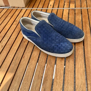 Bottega veneta  - Riktigt schyssta skor till sommarn, skulle gissa att dessa kommer bli riktigt populära till sommarn. 7/10 skick, använda men riktigt bra underhållna med smuts som är lätt att tvätta bort. Vid frågor och funderingar tveka inte på att kontakta.