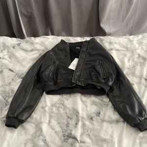 Helt ny skinnjacka från Zara - Mörkgrön skinnjacka från Zara storlek S helt ny har aldrig använt